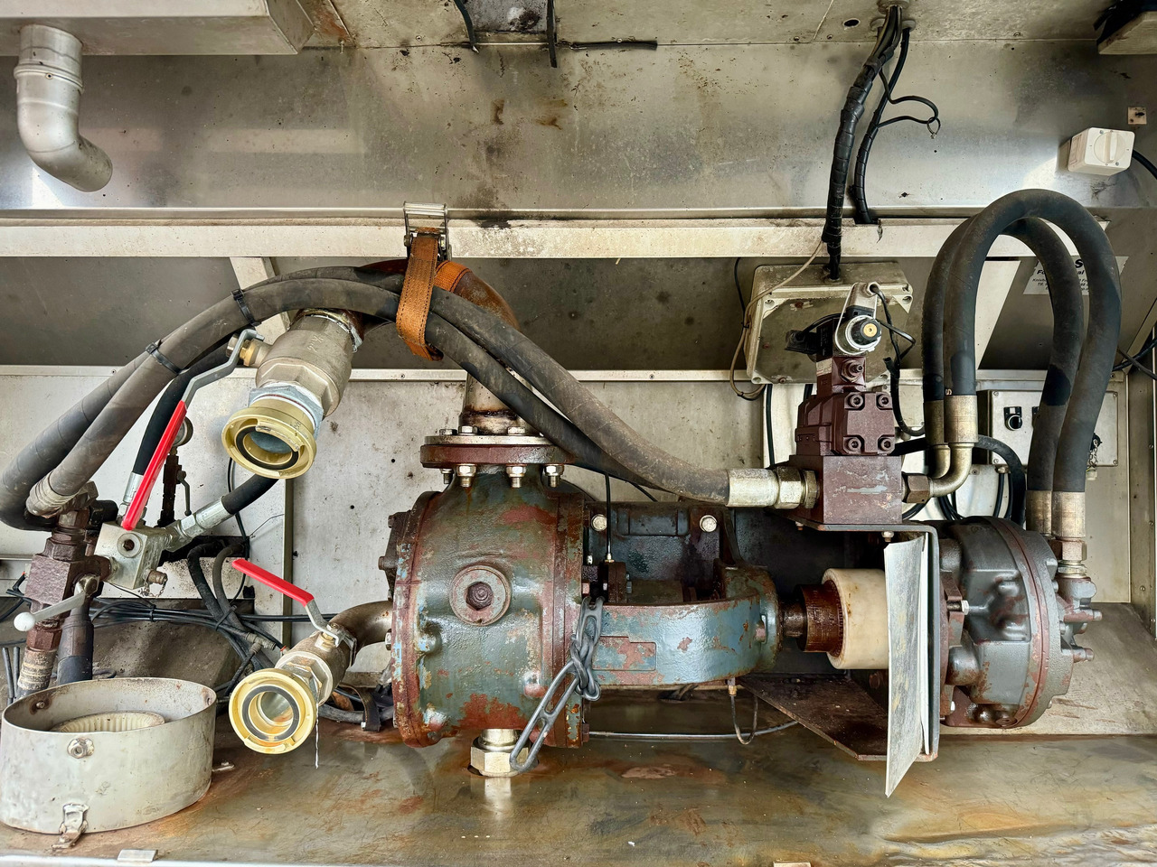 MAN TGS 35.480 8X4-2 TRIDEM Wasser-Tank - شاحنة صهريج: صور 4 MAN TGS 35.480 8X4-2 TRIDEM Wasser-Tank - شاحنة صهريج: صور 4