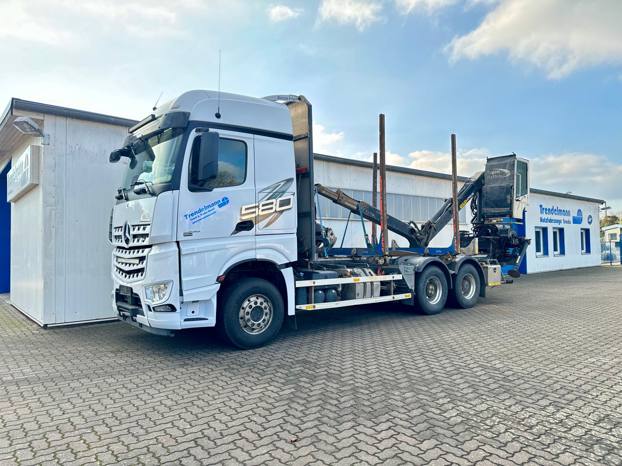 Mercedes Arocs 3358 L 6x4 Radstand 4500 Arocs 3358 L 6x4 Blatt-Luft Gefedert - شاحنة قطع الأشجار: صور 1 Mercedes Arocs 3358 L 6x4 Radstand 4500 Arocs 3358 L 6x4 Blatt-Luft Gefedert - شاحنة قطع الأشجار: صور 1