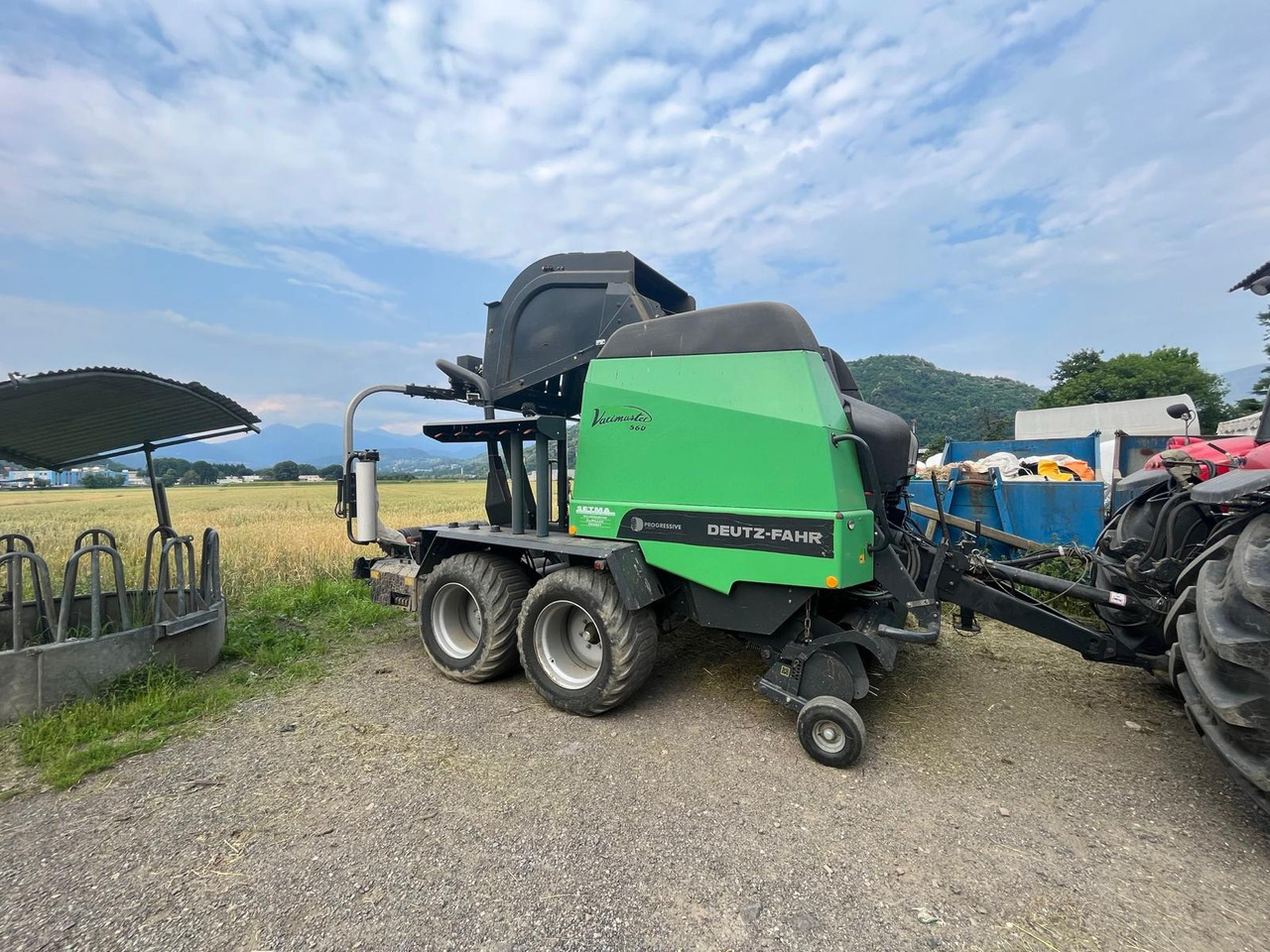 Deutz-Fahr Varimaster 560 - مكبس القش الدائري: صور 1 Deutz-Fahr Varimaster 560 - مكبس القش الدائري: صور 1