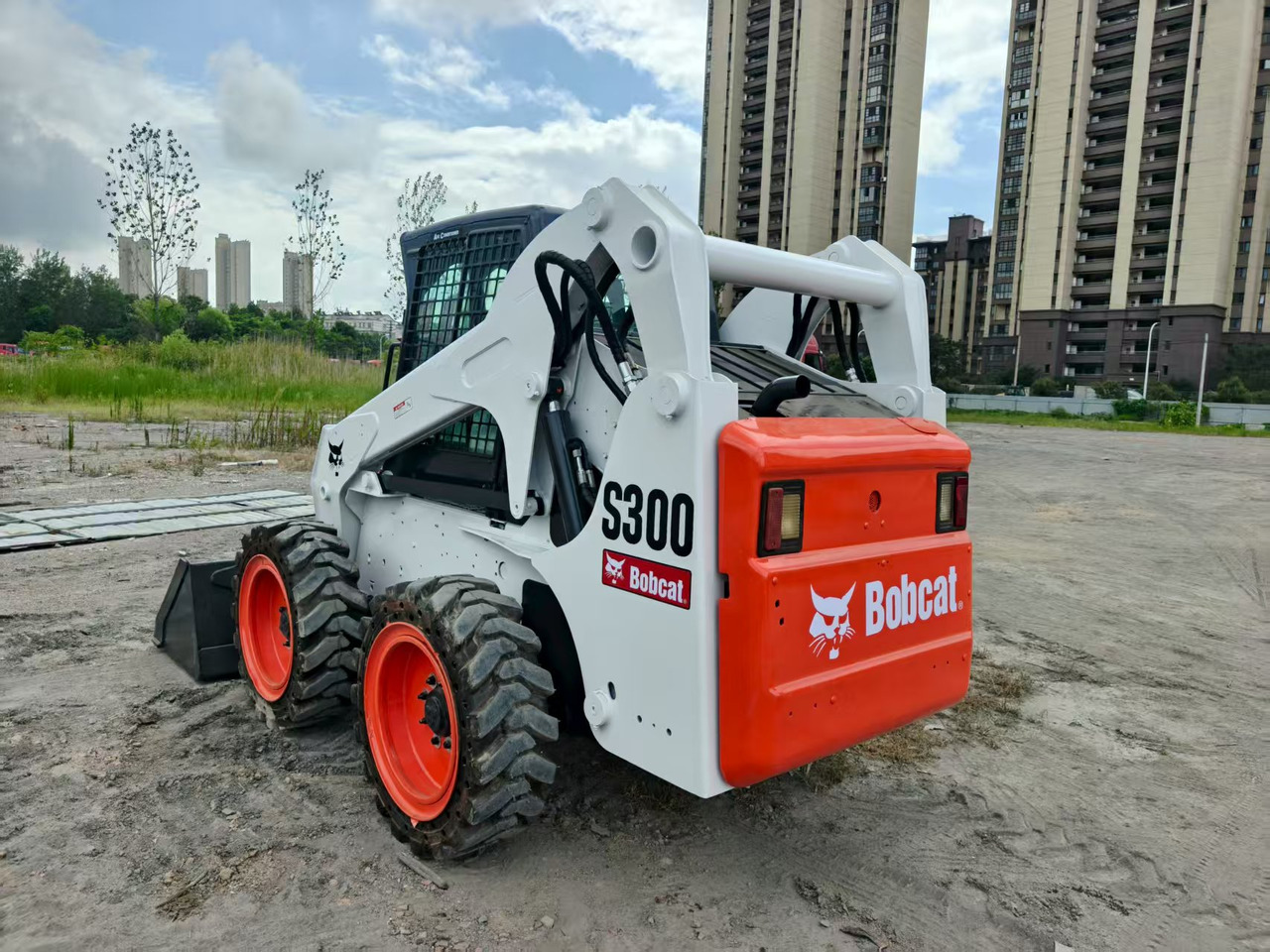 BOBCAT skid steer loader S300 - شيول صغير: صور 2 BOBCAT skid steer loader S300 - شيول صغير: صور 2