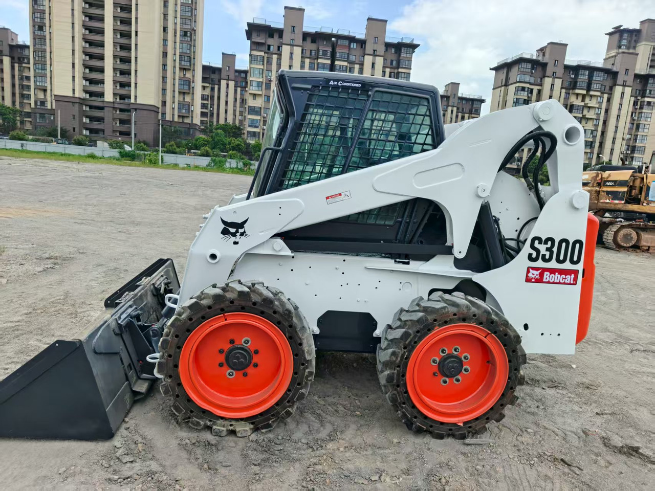 BOBCAT skid steer loader S300 - شيول صغير: صور 1 BOBCAT skid steer loader S300 - شيول صغير: صور 1