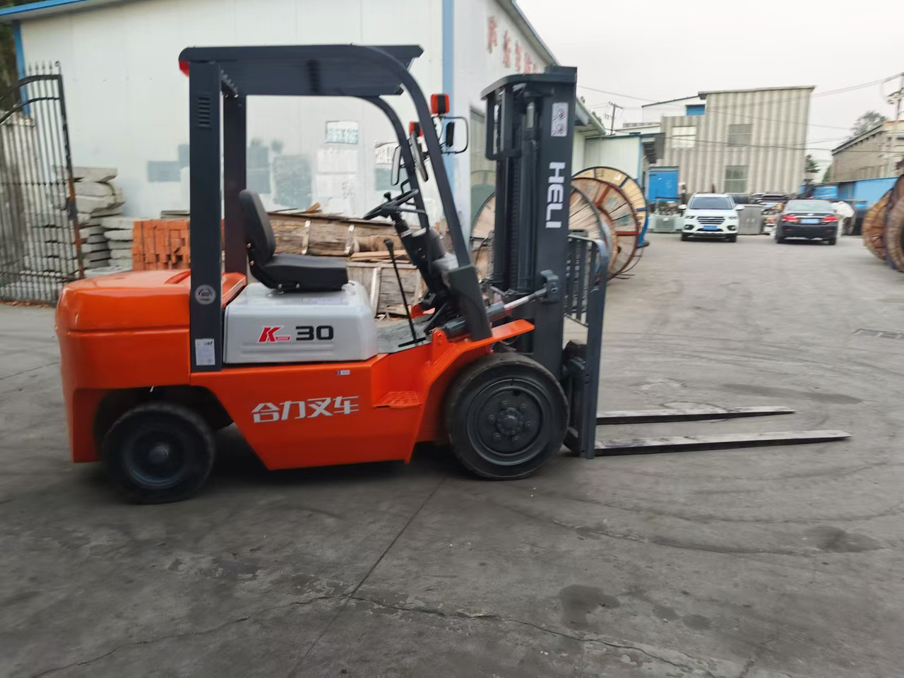HELI k30 used 3 ton diesel forklift Customizable mast clamps low price - رافعة شوكية ديزل: صور 1 HELI k30 used 3 ton diesel forklift Customizable mast clamps low price - رافعة شوكية ديزل: صور 1
