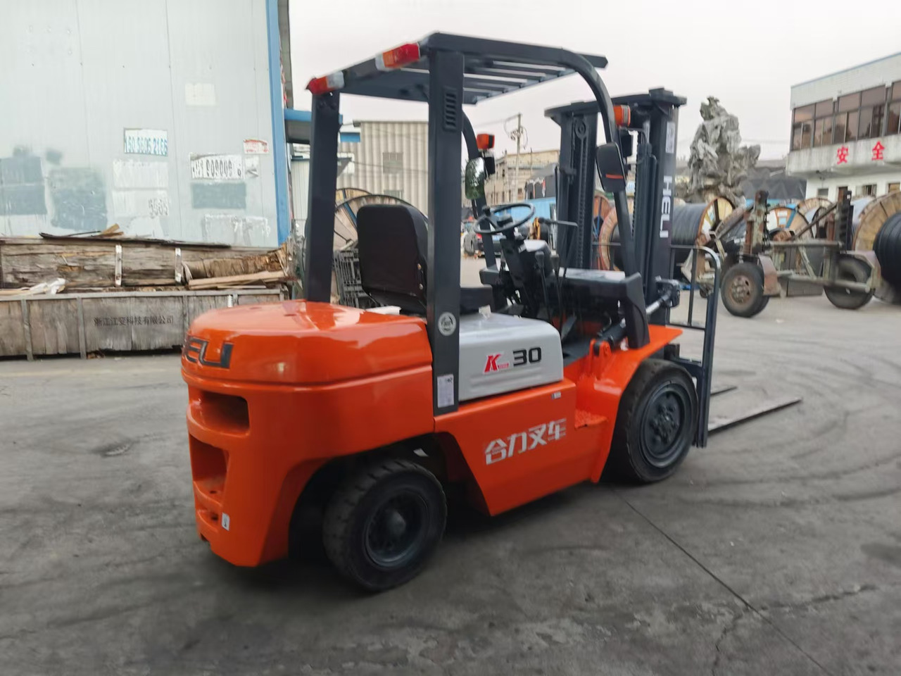HELI k30 used 3 ton diesel forklift Customizable mast clamps low price - رافعة شوكية ديزل: صور 4 HELI k30 used 3 ton diesel forklift Customizable mast clamps low price - رافعة شوكية ديزل: صور 4