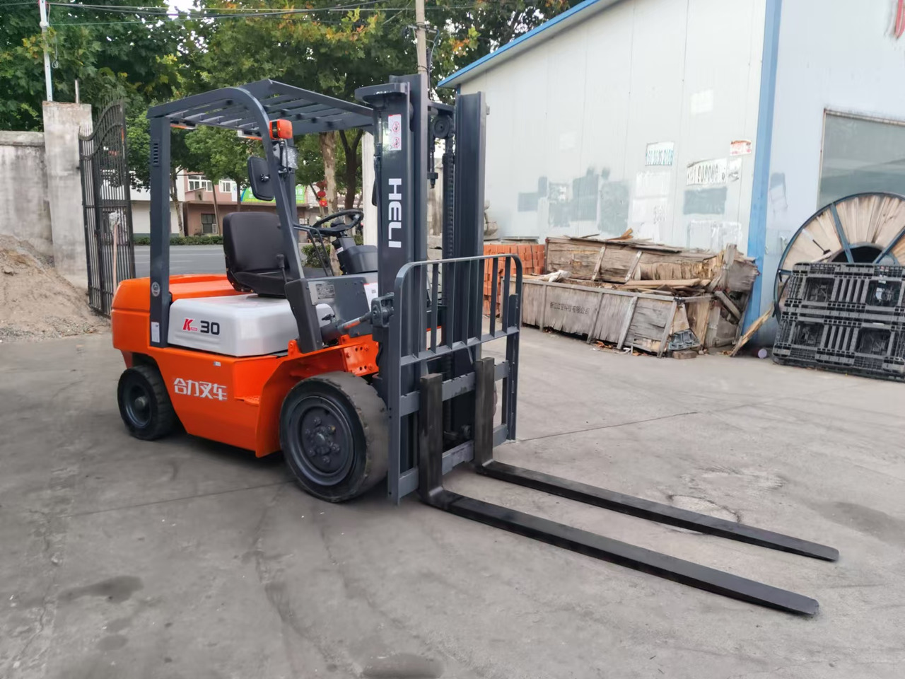 HELI k30 used 3 ton diesel forklift Customizable mast clamps low price - رافعة شوكية ديزل: صور 5 HELI k30 used 3 ton diesel forklift Customizable mast clamps low price - رافعة شوكية ديزل: صور 5
