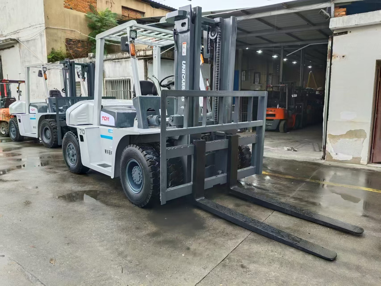 TCM FD70 japan brand 7 ton forklift used Customizable mast clamp side shift - رافعة شوكية ديزل: صور 5 TCM FD70 japan brand 7 ton forklift used Customizable mast clamp side shift - رافعة شوكية ديزل: صور 5