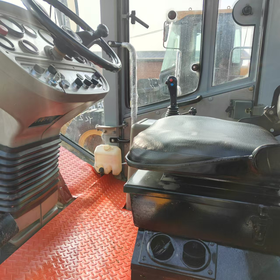 XCMG XS223J used road roller low hours factory price - مدحلة الأسفلت: صور 4 XCMG XS223J used road roller low hours factory price - مدحلة الأسفلت: صور 4