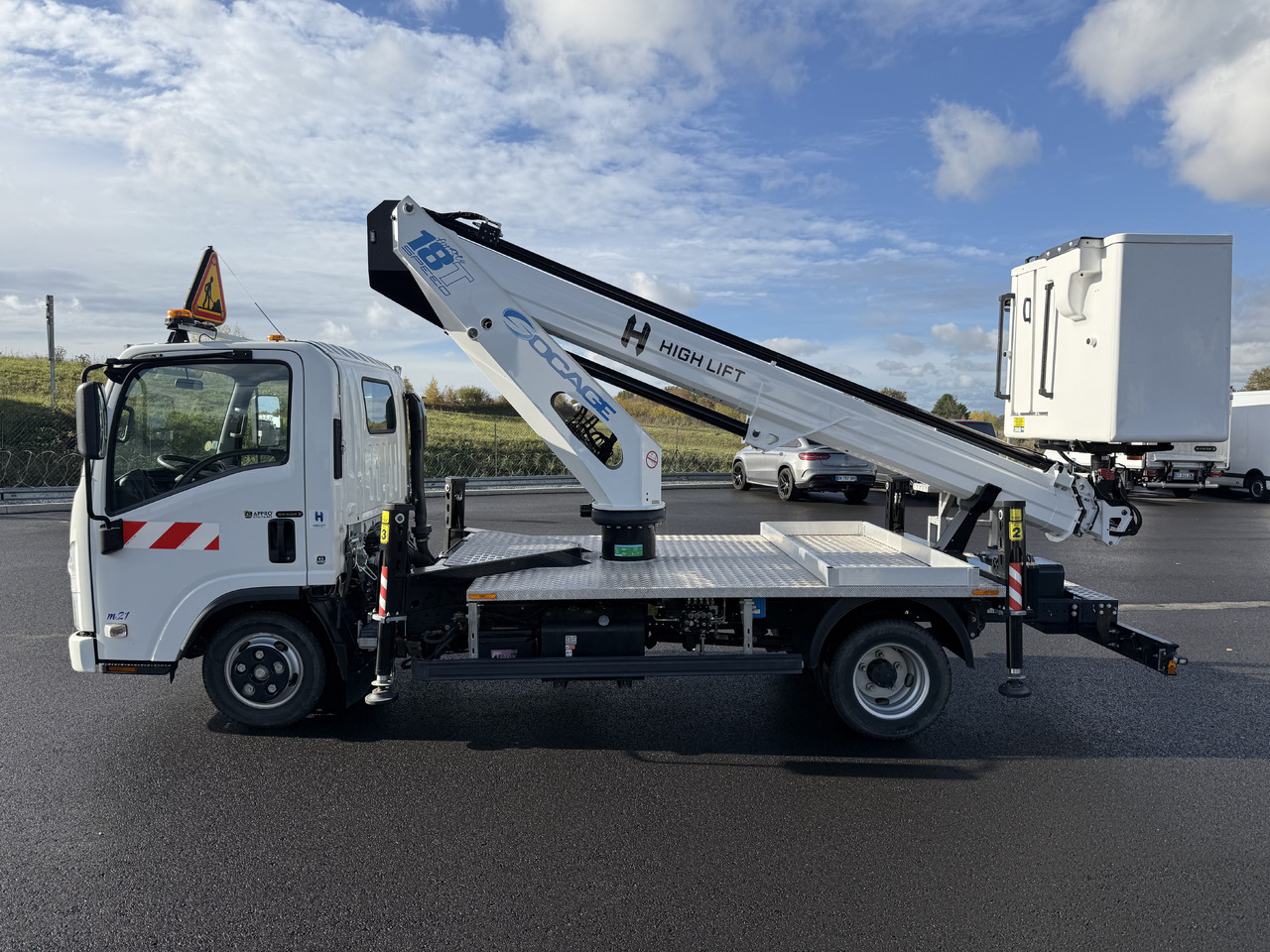 ISUZU M21 SOCAGE 18T NACELLE UTILITAIRES 3T5 - مصاعد الازدهار محمولة على شاحنة: صور 3 ISUZU M21 SOCAGE 18T NACELLE UTILITAIRES 3T5 - مصاعد الازدهار محمولة على شاحنة: صور 3