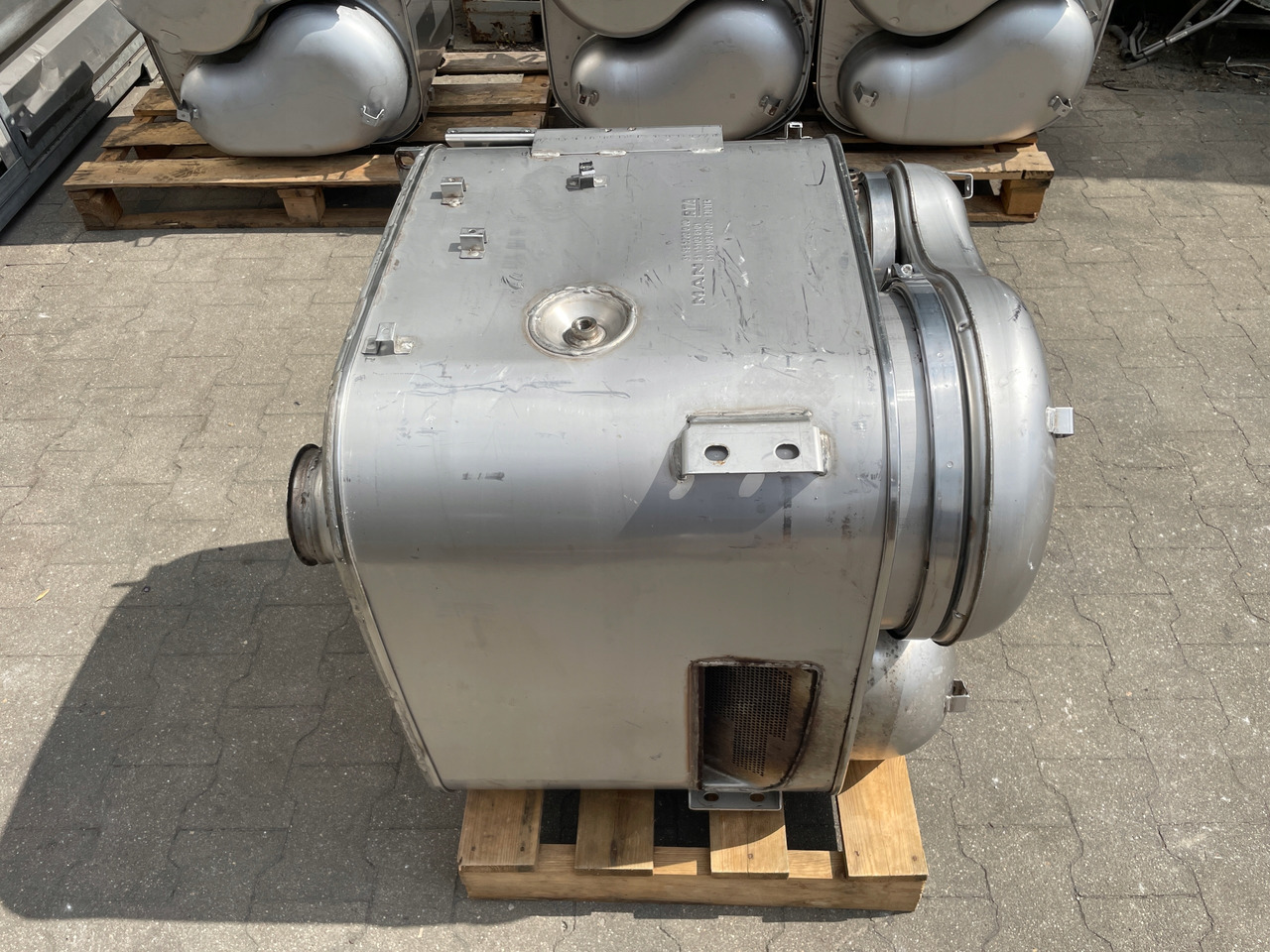 KATALIZATOR MAN TGX TGS EURO 6 DPF TŁUMIK WYDECH 81151036101 - محول حفزي - شاحنة: صور 4 KATALIZATOR MAN TGX TGS EURO 6 DPF TŁUMIK WYDECH 81151036101 - محول حفزي - شاحنة: صور 4