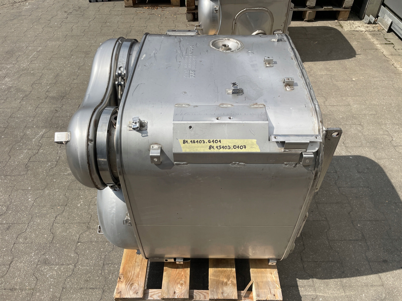 KATALIZATOR MAN TGX TGS EURO 6 DPF TŁUMIK WYDECH 81151036101 - محول حفزي - شاحنة: صور 2 KATALIZATOR MAN TGX TGS EURO 6 DPF TŁUMIK WYDECH 81151036101 - محول حفزي - شاحنة: صور 2