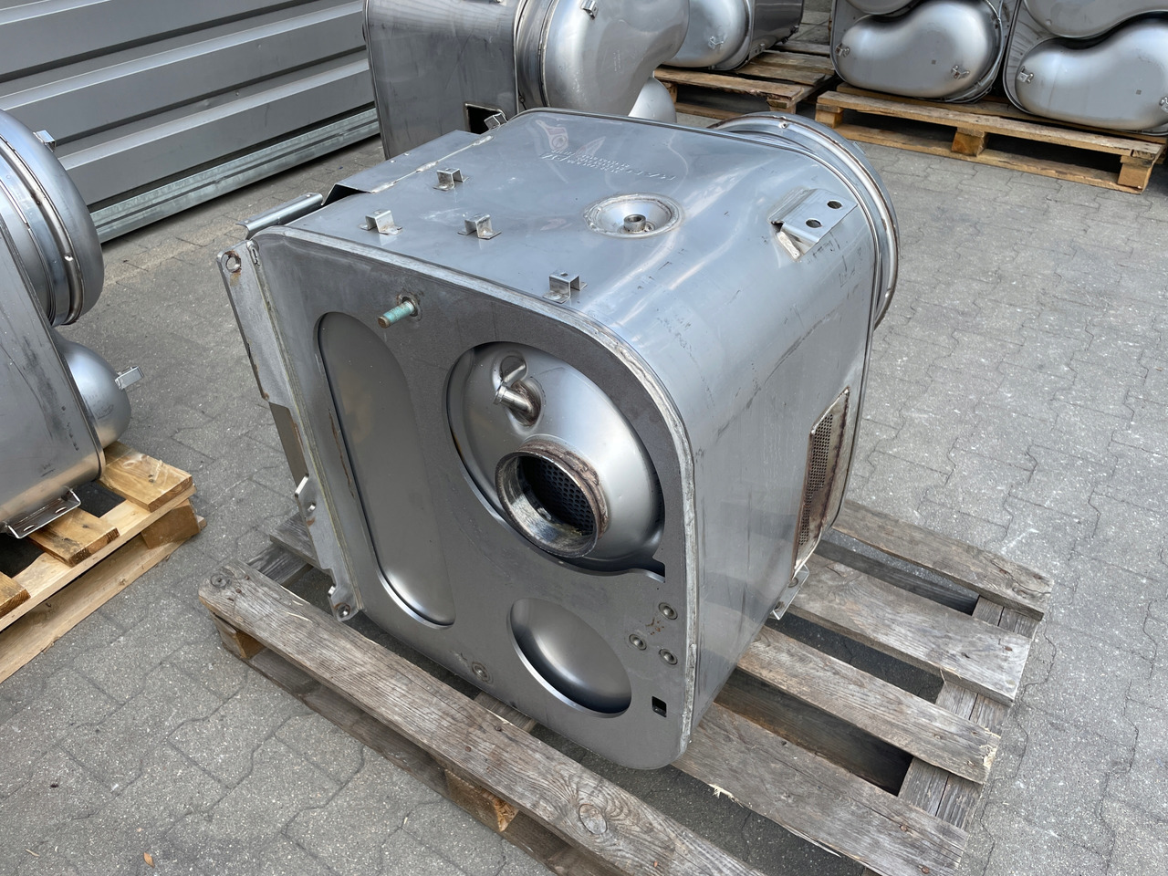 KATALIZATOR MAN TGX TGS EURO 6 DPF TŁUMIK WYDECH 81151036125 - محول حفزي: صور 4 KATALIZATOR MAN TGX TGS EURO 6 DPF TŁUMIK WYDECH 81151036125 - محول حفزي: صور 4