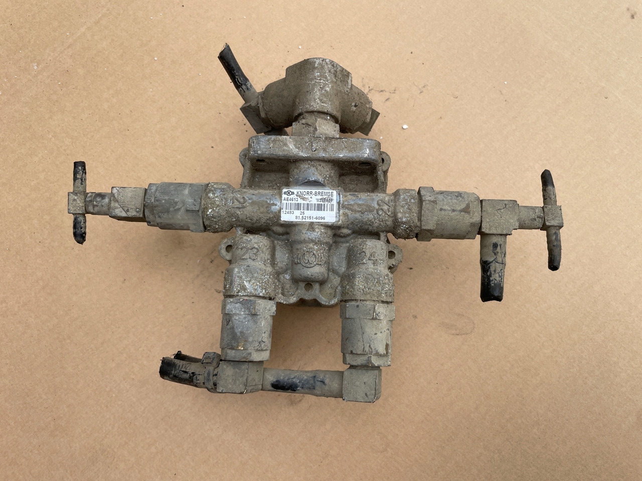 ZAWÓR CZTERODROŻNY MAN TGX TGS TGA 81521516096 - صمام الفرامل - شاحنة: صور 1 ZAWÓR CZTERODROŻNY MAN TGX TGS TGA 81521516096 - صمام الفرامل - شاحنة: صور 1