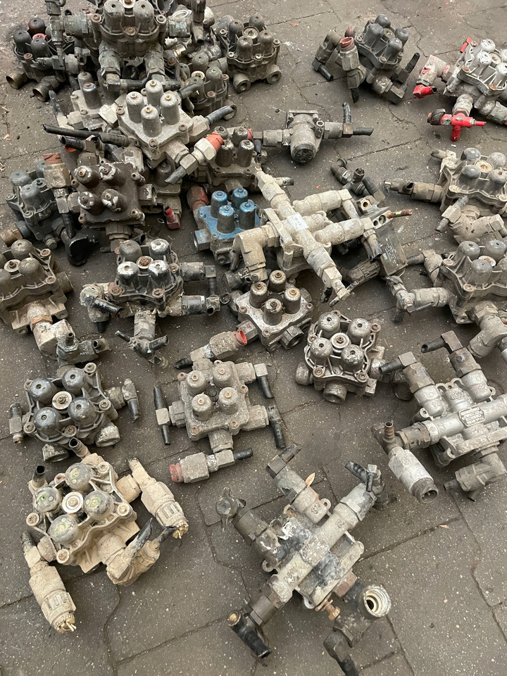 ZAWÓR CZTERODROŻNY MAN TGX TGS TGA 81521516096 - صمام الفرامل - شاحنة: صور 3 ZAWÓR CZTERODROŻNY MAN TGX TGS TGA 81521516096 - صمام الفرامل - شاحنة: صور 3