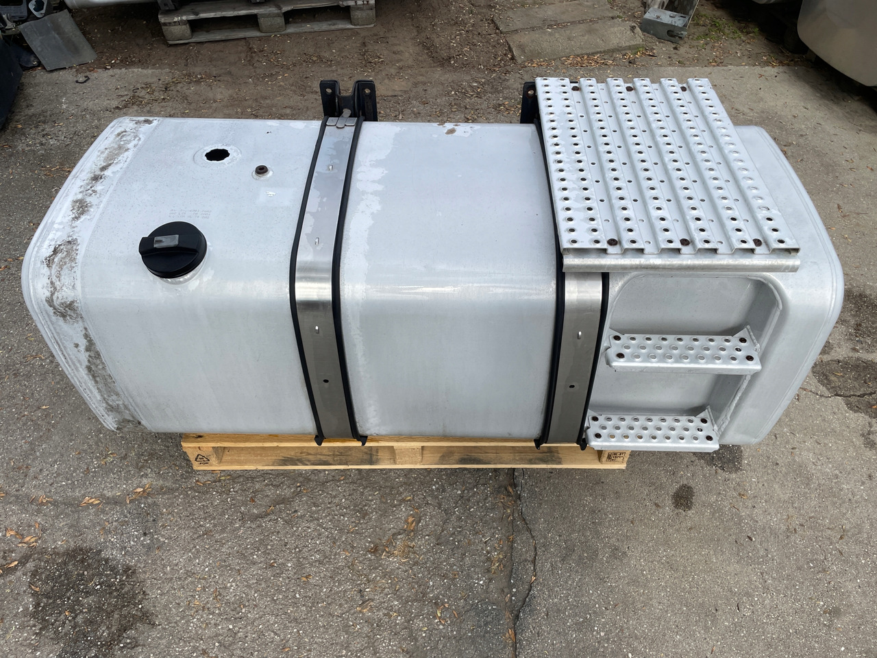 ZBIORNIK PALIWA MAN TGX TGS TGA 590 L 81122015663 - خزان وقود - شاحنة: صور 1 ZBIORNIK PALIWA MAN TGX TGS TGA 590 L 81122015663 - خزان وقود - شاحنة: صور 1