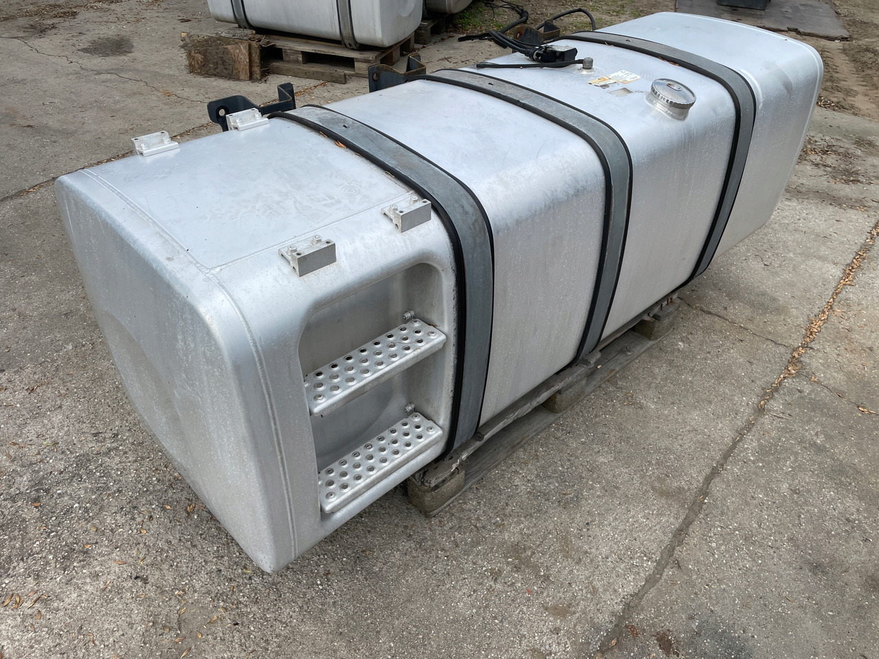 ZBIORNIK PALIWA MAN TGX TGS TGX3 TG3 910 L 81122016846 - خزان وقود - شاحنة: صور 2 ZBIORNIK PALIWA MAN TGX TGS TGX3 TG3 910 L 81122016846 - خزان وقود - شاحنة: صور 2