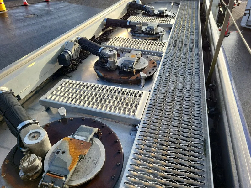 Mercedes-Benz Antos 1824 - شاحنة صهريج: صور 4 Mercedes-Benz Antos 1824 - شاحنة صهريج: صور 4