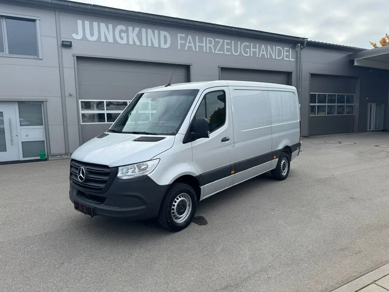 Mercedes-Benz Sprinter 317 CDI Flach Lang Silber Klima MBUX - فان: صور 1 Mercedes-Benz Sprinter 317 CDI Flach Lang Silber Klima MBUX - فان: صور 1