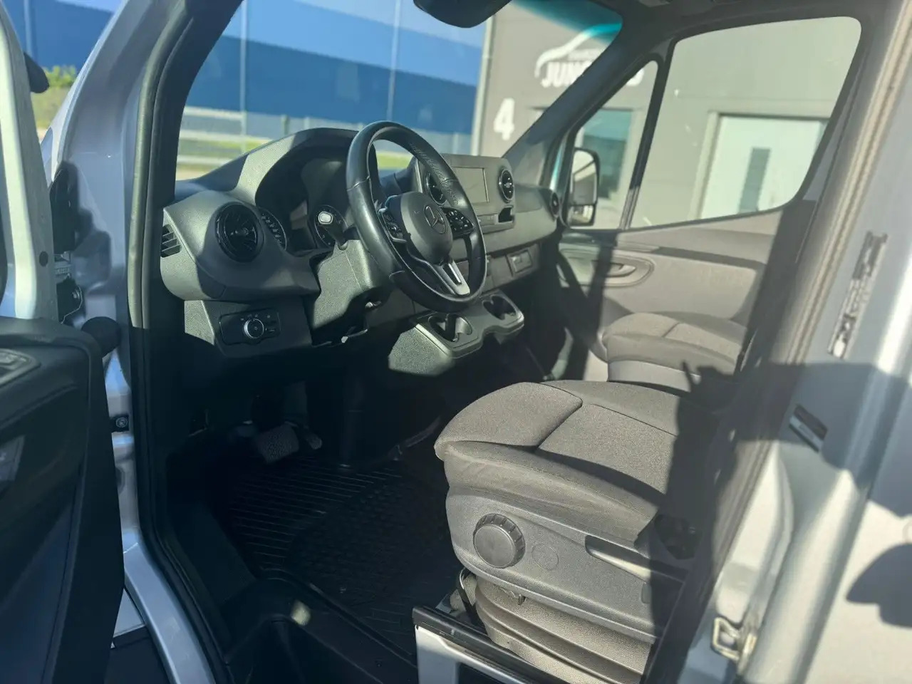 Mercedes-Benz Sprinter 317 CDI Lang Hoch Klima MBUX Silber LED - فان: صور 4 Mercedes-Benz Sprinter 317 CDI Lang Hoch Klima MBUX Silber LED - فان: صور 4