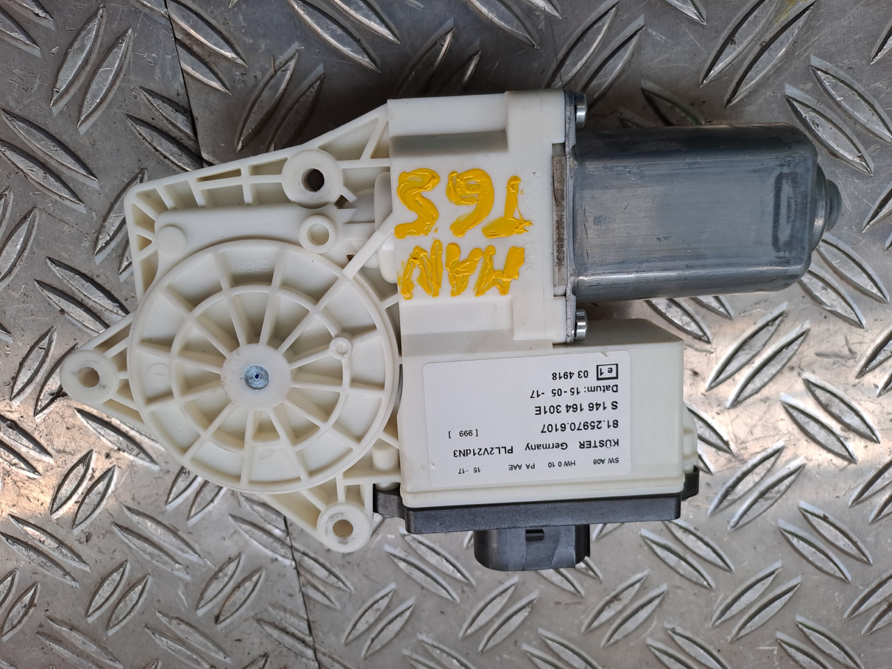 Neuwertiger MAN TGS Elektromotor Fensterheber links, Artikel - Nr. : 81.25970 - 6107 - نافذة رفع السيارات - شاحنة: صور 1 Neuwertiger MAN TGS Elektromotor Fensterheber links, Artikel - Nr. : 81.25970 - 6107 - نافذة رفع السيارات - شاحنة: صور 1