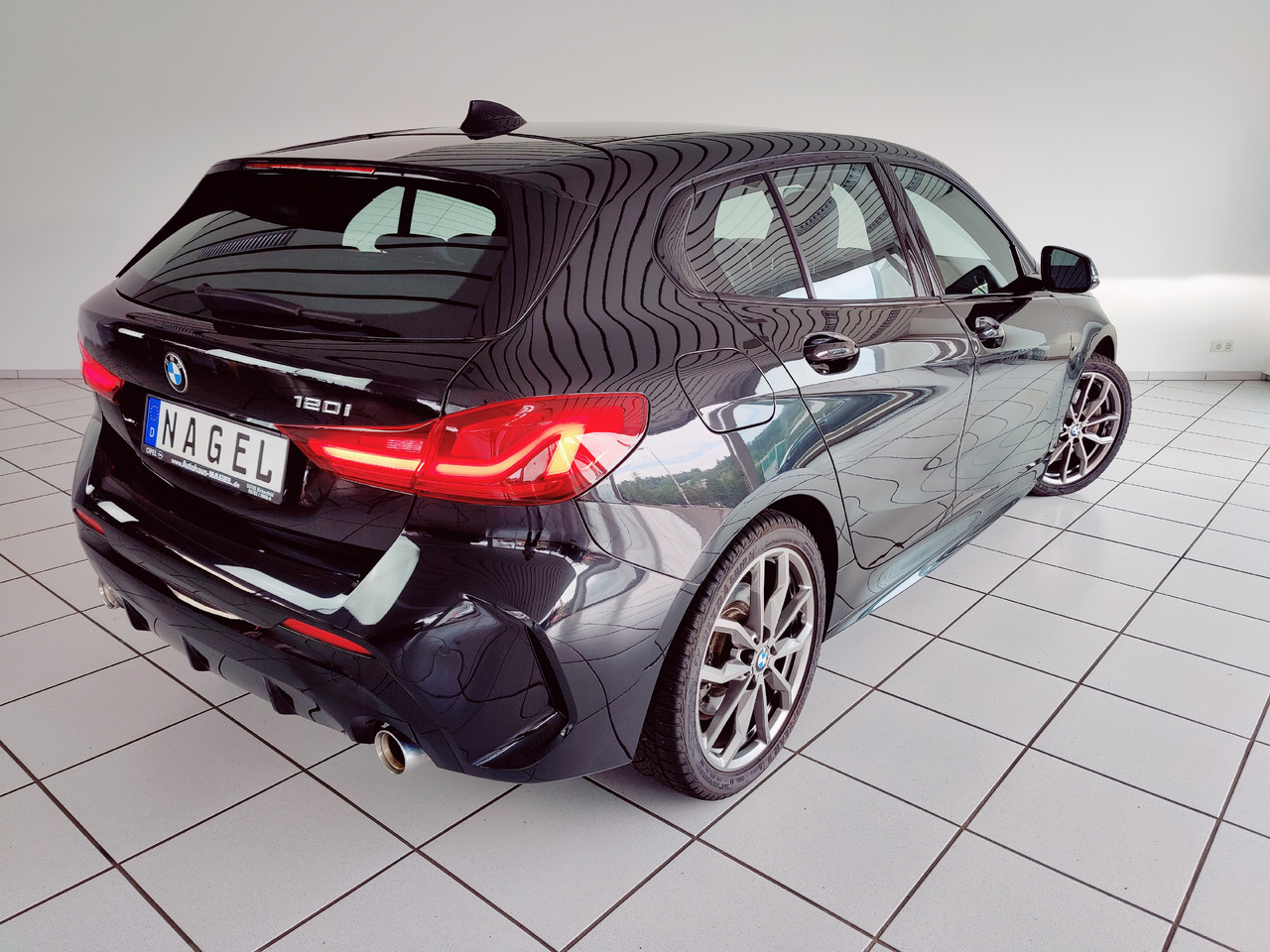 BMW 120 i M Sport RTTI LiveCockpit Head-up Navi - سيدان: صور 5 BMW 120 i M Sport RTTI LiveCockpit Head-up Navi - سيدان: صور 5