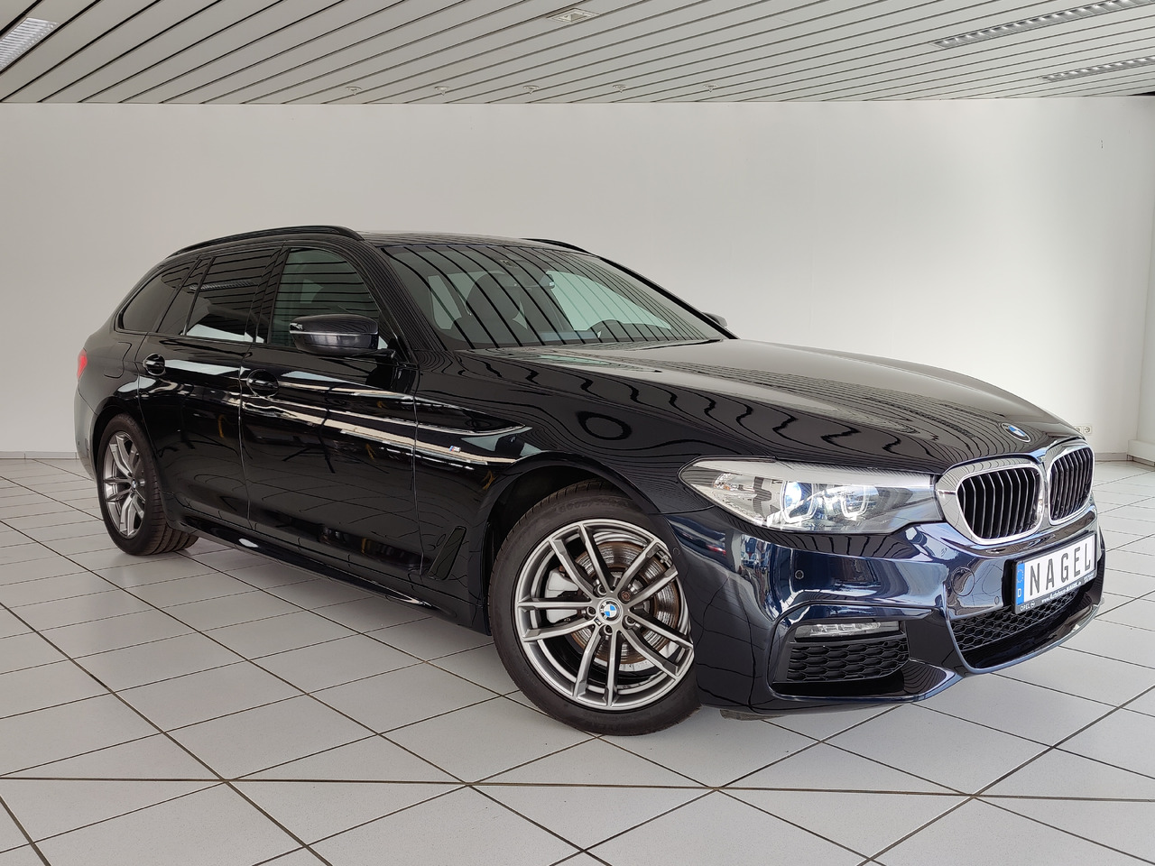 BMW 520 d xDrive M Sport Navi Kam Pano SHZ - سيارة ستيشن: صور 3 BMW 520 d xDrive M Sport Navi Kam Pano SHZ - سيارة ستيشن: صور 3