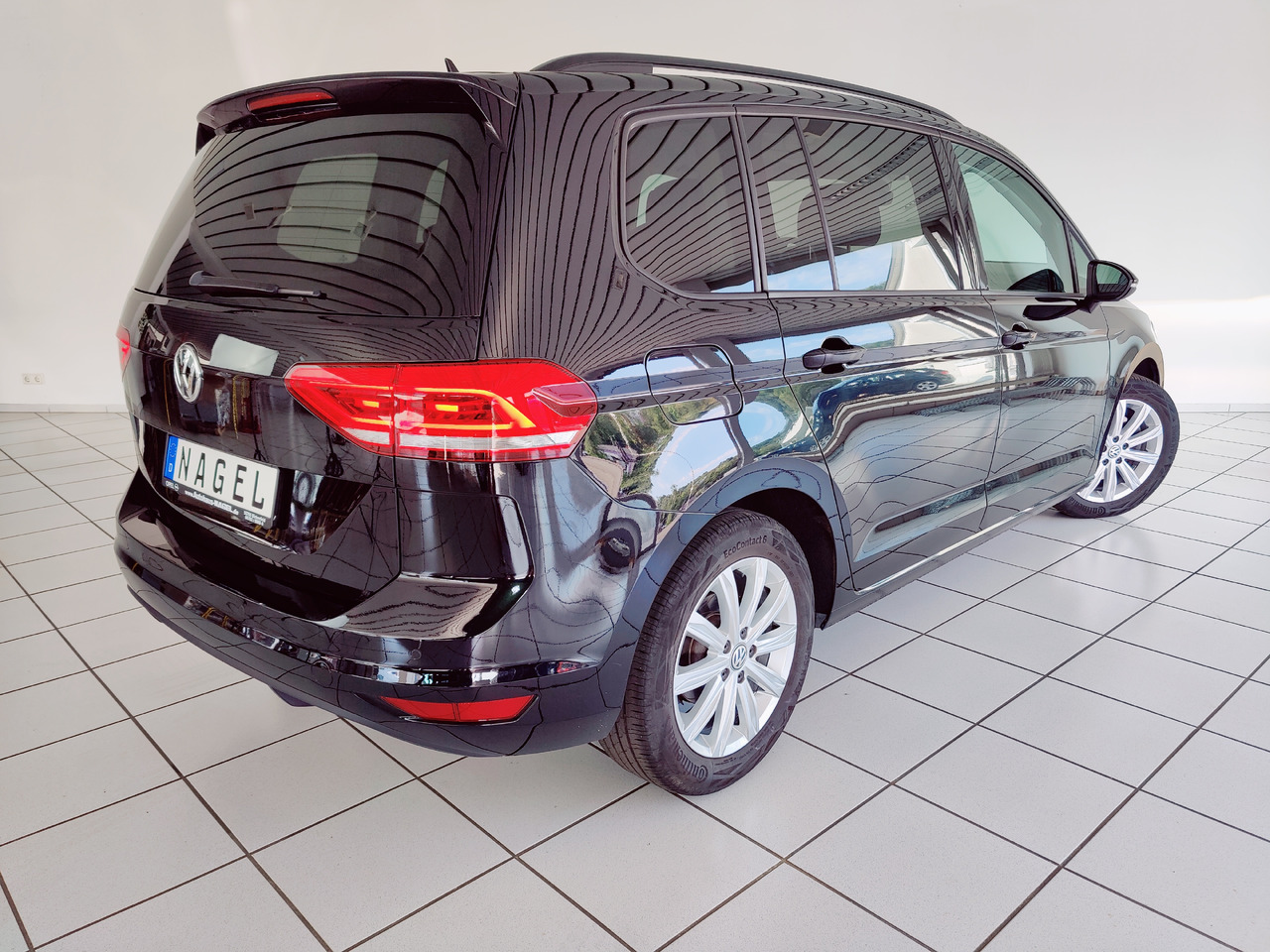 Volkswagen Touran Highline BMT/Start-Stopp Navi Licht RüKam - سيارة: صور 5 Volkswagen Touran Highline BMT/Start-Stopp Navi Licht RüKam - سيارة: صور 5