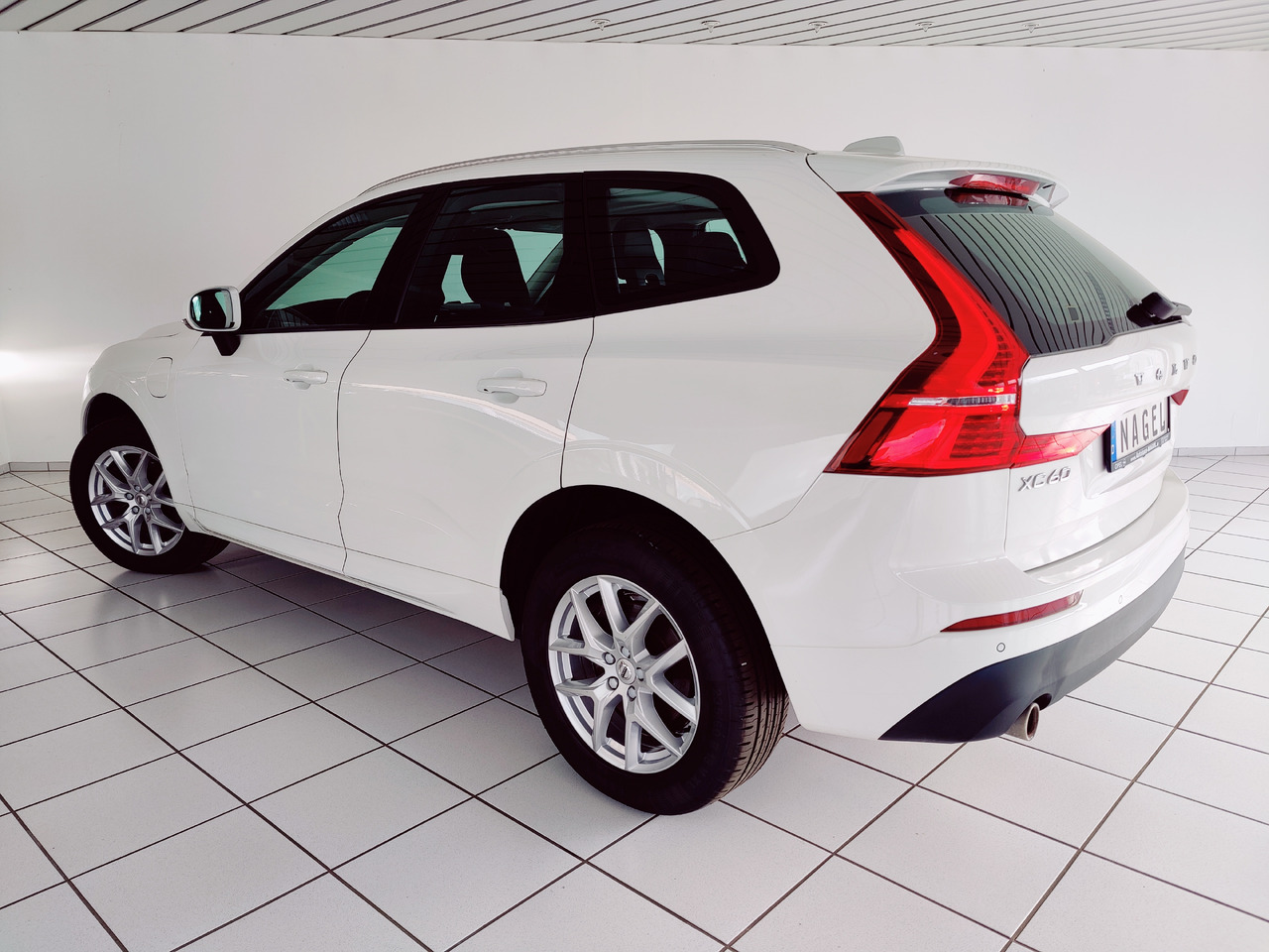 Volvo XC60 t8 twin engine Momentum Plug-In Hybrid AWD AHK Leder Navi - سيارة دفع رباعي: صور 5 Volvo XC60 t8 twin engine Momentum Plug-In Hybrid AWD AHK Leder Navi - سيارة دفع رباعي: صور 5