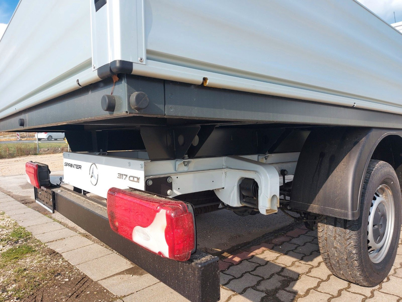 الشاحنات الصغيرة المسطحة Mercedes-Benz Sprinter 315Pritsche: صور 13 الشاحنات الصغيرة المسطحة Mercedes-Benz Sprinter 315Pritsche: صور 13