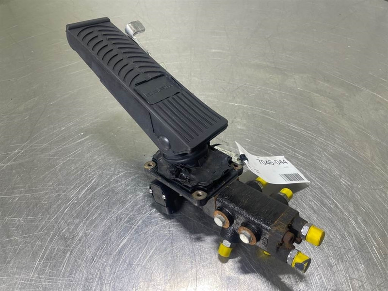 Mecalac 12MTX-5360657-Brake valve/Bremsventile/Remventiel - علم السوائل المتحركة - آلات البناء: صور 1 Mecalac 12MTX-5360657-Brake valve/Bremsventile/Remventiel - علم السوائل المتحركة - آلات البناء: صور 1