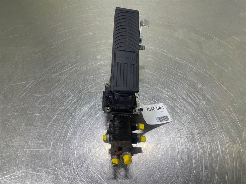 Mecalac 12MTX-5360657-Brake valve/Bremsventile/Remventiel - علم السوائل المتحركة - آلات البناء: صور 2 Mecalac 12MTX-5360657-Brake valve/Bremsventile/Remventiel - علم السوائل المتحركة - آلات البناء: صور 2