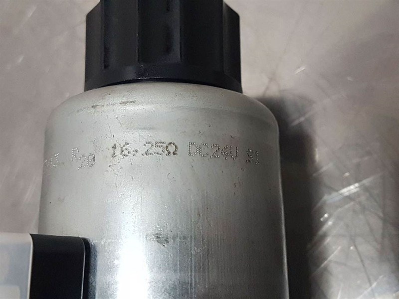 Parker D3W002CNJW42 - Valve/Ventile/Ventiel - علم السوائل المتحركة - آلات البناء: صور 5 Parker D3W002CNJW42 - Valve/Ventile/Ventiel - علم السوائل المتحركة - آلات البناء: صور 5