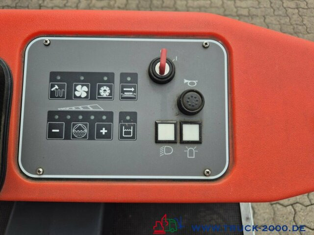 Hako Hakomatic B1100 Kehr- Nass- Scheuersaugmaschine - سياره كنس شوارع: صور 5 Hako Hakomatic B1100 Kehr- Nass- Scheuersaugmaschine - سياره كنس شوارع: صور 5