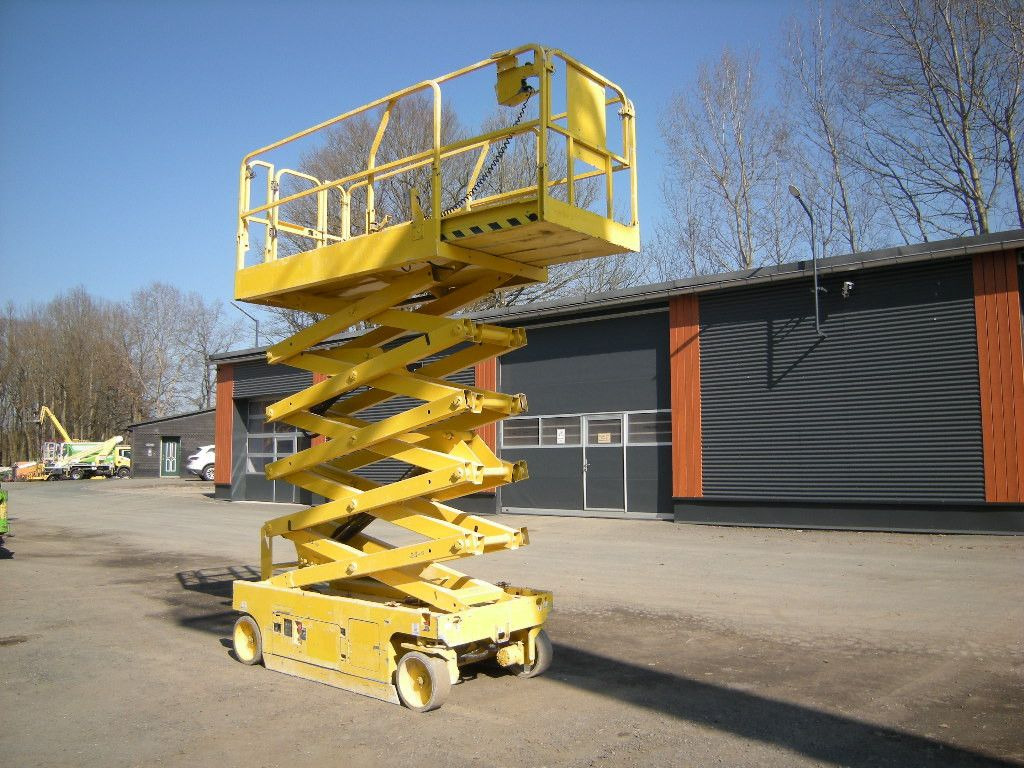 مصاعد الازدهار محمولة على شاحنة Genie GS 3246, Scherenarbeitsbühne Genie 11,9 m: صور 8
