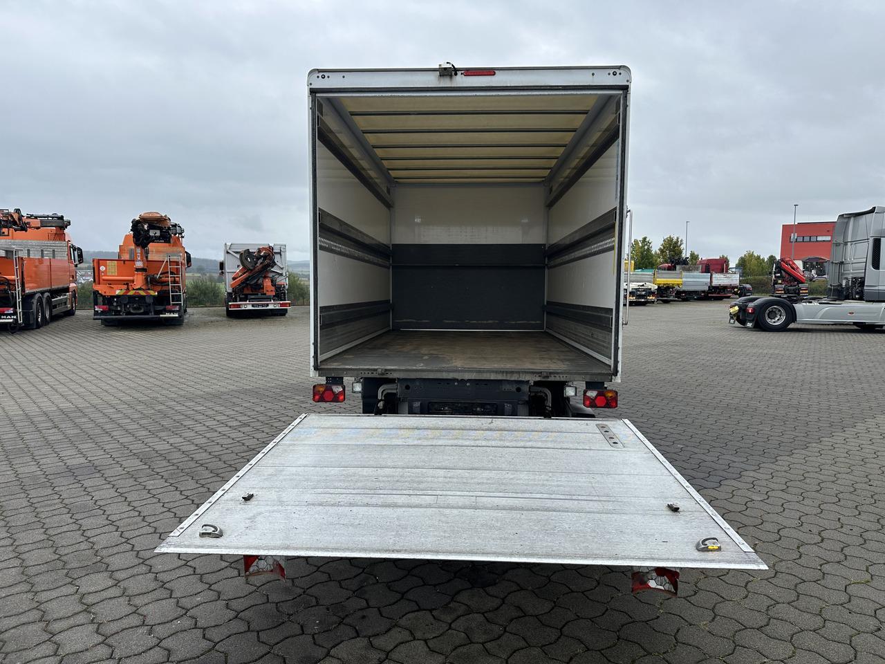 Mercedes-Benz Sprinter 319 CDI Koffer LBW RFK SH Tempomat - الشاحنات الصغيرة صندوق مغلق: صور 4 Mercedes-Benz Sprinter 319 CDI Koffer LBW RFK SH Tempomat - الشاحنات الصغيرة صندوق مغلق: صور 4