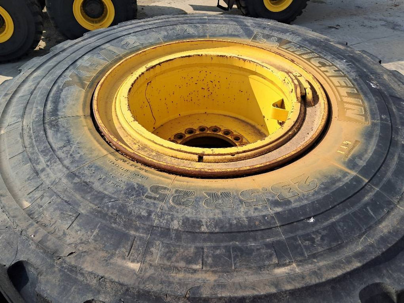 Komatsu WA380 4x RIM ASSY 423-30-62201 - الإطارات والجنوط - آلات البناء: صور 1 Komatsu WA380 4x RIM ASSY 423-30-62201 - الإطارات والجنوط - آلات البناء: صور 1
