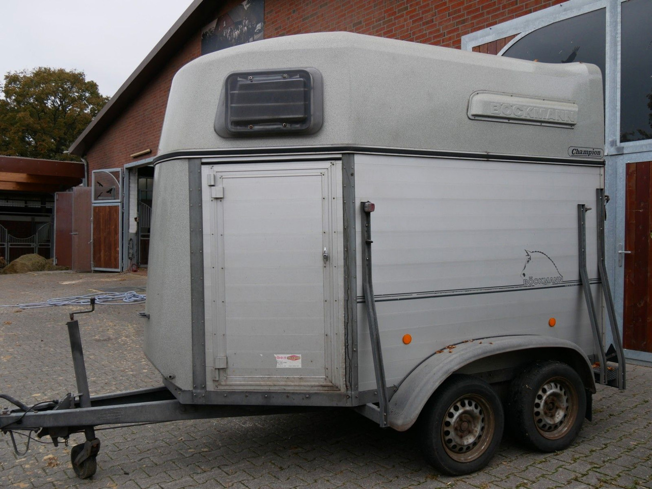 Böckmann Alu 2 Pferde mit Sattelkammer - شاحنة نقل المواشي مقطورة: صور 2 Böckmann Alu 2 Pferde mit Sattelkammer - شاحنة نقل المواشي مقطورة: صور 2