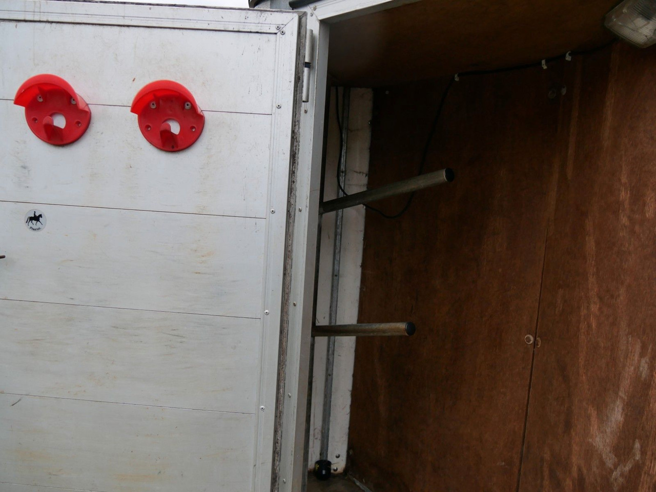 Böckmann Alu 2 Pferde mit Sattelkammer - شاحنة نقل المواشي مقطورة: صور 3 Böckmann Alu 2 Pferde mit Sattelkammer - شاحنة نقل المواشي مقطورة: صور 3