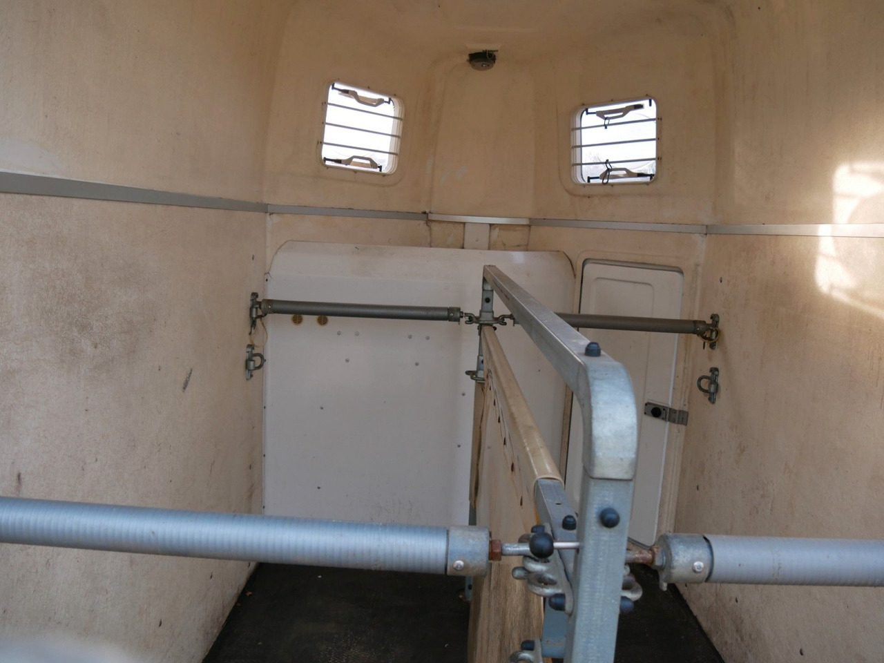 Humbaur Atis 2 Pferde Sattelkammer - شاحنة نقل المواشي مقطورة: صور 5 Humbaur Atis 2 Pferde Sattelkammer - شاحنة نقل المواشي مقطورة: صور 5