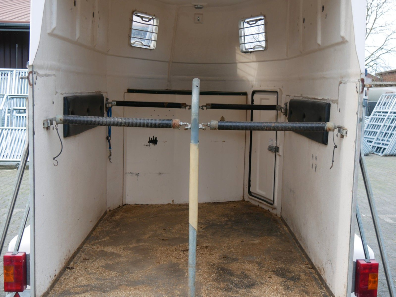 Sluis Vollpoly 2 Pferde mit Sattelkammer - شاحنة نقل المواشي مقطورة: صور 5 Sluis Vollpoly 2 Pferde mit Sattelkammer - شاحنة نقل المواشي مقطورة: صور 5