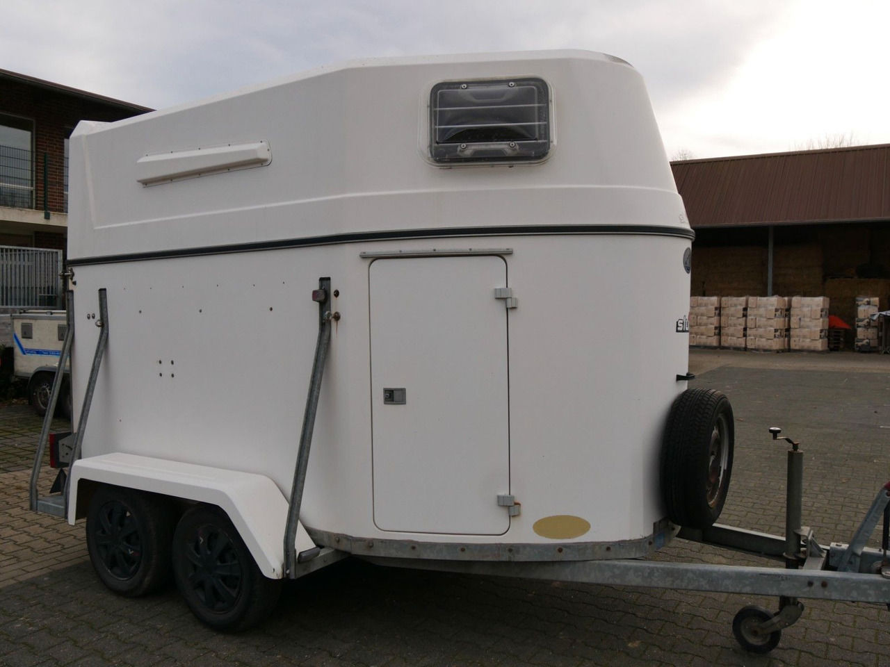 Sluis Vollpoly 2 Pferde mit Sattelkammer - شاحنة نقل المواشي مقطورة: صور 1 Sluis Vollpoly 2 Pferde mit Sattelkammer - شاحنة نقل المواشي مقطورة: صور 1