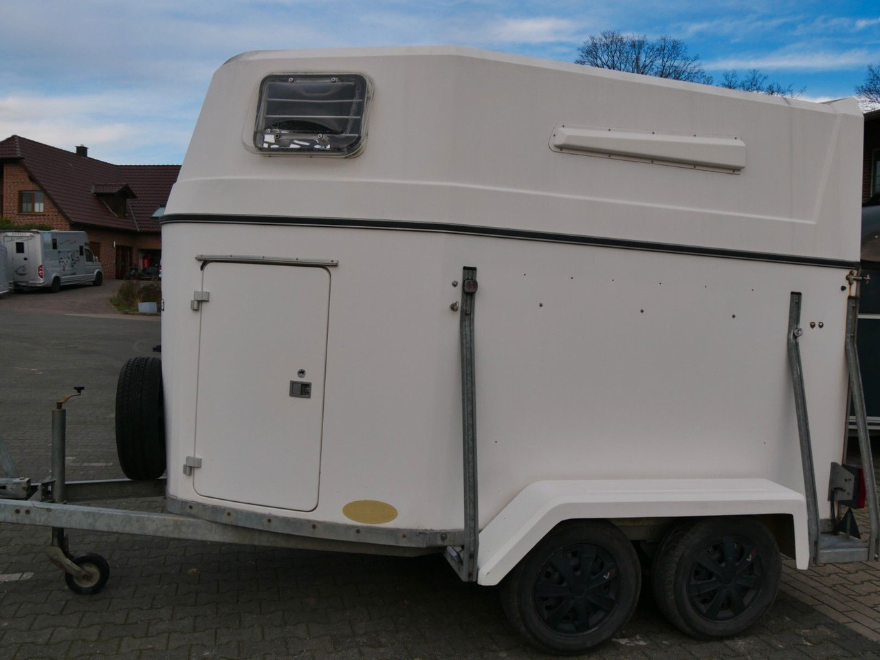 Sluis Vollpoly 2 Pferde mit Sattelkammer - شاحنة نقل المواشي مقطورة: صور 2 Sluis Vollpoly 2 Pferde mit Sattelkammer - شاحنة نقل المواشي مقطورة: صور 2