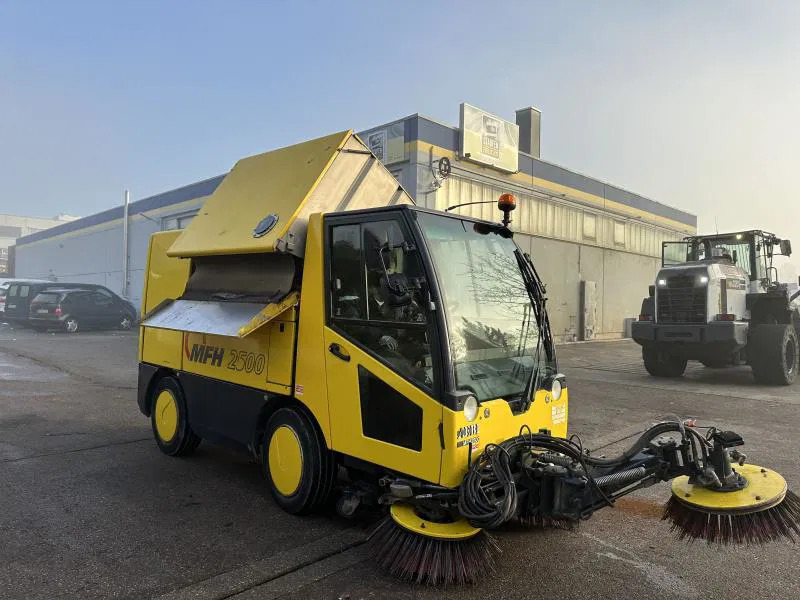 Diversen MFH 2500 Kehrmaschine Klima 3 Besen AEBI MATEC MFH 2500 Kehrmaschine Klima 3 Besen - كناسة المناطق الصناعية: صور 1 Diversen MFH 2500 Kehrmaschine Klima 3 Besen AEBI MATEC MFH 2500 Kehrmaschine Klima 3 Besen - كناسة المناطق الصناعية: صور 1