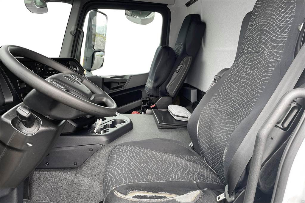 Interior photo 1: متساوي شاحنة Mercedes-Benz Actros 1827 4x2 8,7m umpikori+PL nostin