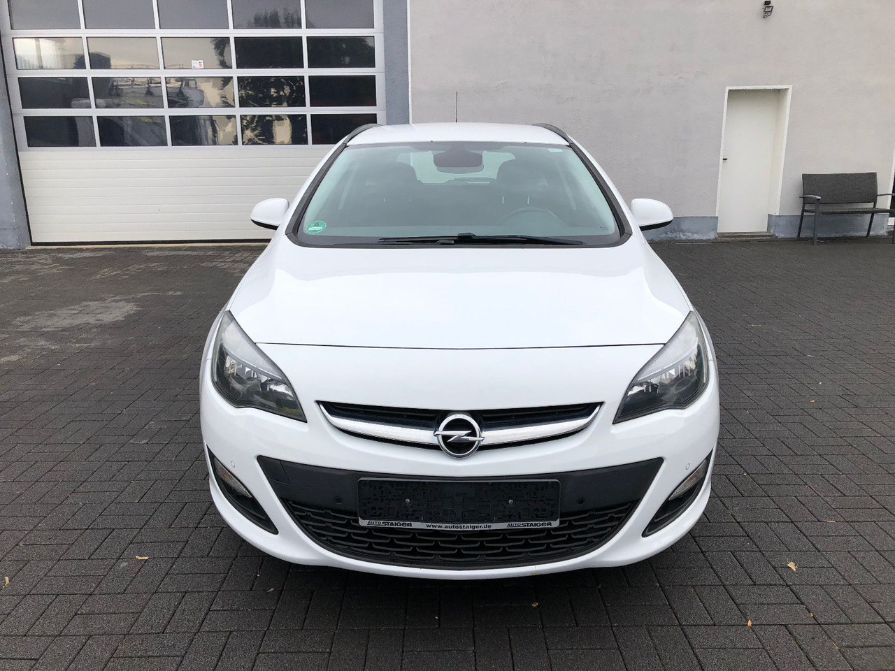 Opel Astra J 1.6 CDTi Sports Tourer Edition - سيارة ستيشن: صور 5 Opel Astra J 1.6 CDTi Sports Tourer Edition - سيارة ستيشن: صور 5