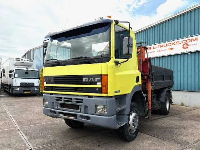 DAF 65 -180ATI 4x4 FULL STEEL 3-WAY KIPPER AND PALFINGER CRANE (EURO 2 / MANUAL GEARBOX / FULL STEEL SUSPENSION / ETC.) - قلابات, شاحنة كرين: صور 1 DAF 65 -180ATI 4x4 FULL STEEL 3-WAY KIPPER AND PALFINGER CRANE (EURO 2 / MANUAL GEARBOX / FULL STEEL SUSPENSION / ETC.) - قلابات, شاحنة كرين: صور 1