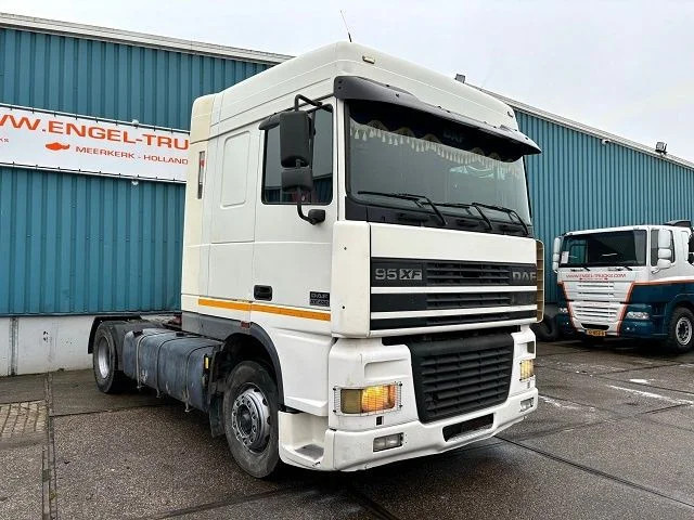 DAF 95.430 XF SPACECAB (EURO 3 / ZF16 MANUAL GEARBOX / ZF-INTARDER / AIRCONDITIONING / 870 LITER DIESELTANK) - شاحنة جرار: صور 2 DAF 95.430 XF SPACECAB (EURO 3 / ZF16 MANUAL GEARBOX / ZF-INTARDER / AIRCONDITIONING / 870 LITER DIESELTANK) - شاحنة جرار: صور 2