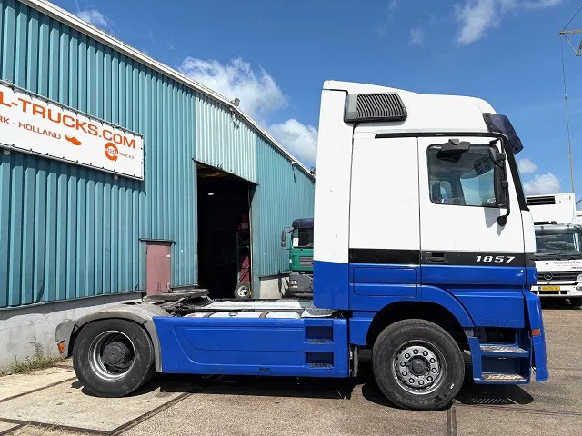 Mercedes-Benz Actros 1857 LS (MP1) MEGASPACE (EPS WITH CLUTCH (3-PEDALS) / RETARDER / REDUCTION AXLE / AIRCONDITIONING) - شاحنة جرار: صور 4 Mercedes-Benz Actros 1857 LS (MP1) MEGASPACE (EPS WITH CLUTCH (3-PEDALS) / RETARDER / REDUCTION AXLE / AIRCONDITIONING) - شاحنة جرار: صور 4