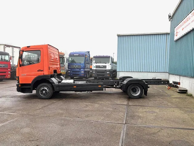 Mercedes-Benz Atego 823L DAY CAB (6-CILINDER) 4x2 CHASSIS (MANUAL GEARBOX / SPER DIFFERENTIAL / 6-CILINDER ENGINE) - الشاسيه شاحنة: صور 5 Mercedes-Benz Atego 823L DAY CAB (6-CILINDER) 4x2 CHASSIS (MANUAL GEARBOX / SPER DIFFERENTIAL / 6-CILINDER ENGINE) - الشاسيه شاحنة: صور 5