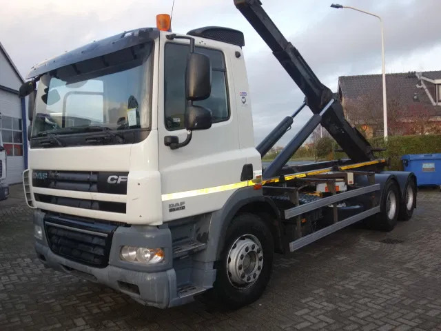 DAF 85.410 CF 6X4 SLEEL SPRINGS MANUAL GEARBOX - شاحنة ذات الخطاف: صور 1 DAF 85.410 CF 6X4 SLEEL SPRINGS MANUAL GEARBOX - شاحنة ذات الخطاف: صور 1