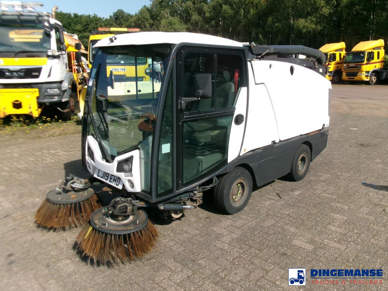 Johnston C202 compact street sweeper - سياره كنس شوارع: صور 1 Johnston C202 compact street sweeper - سياره كنس شوارع: صور 1