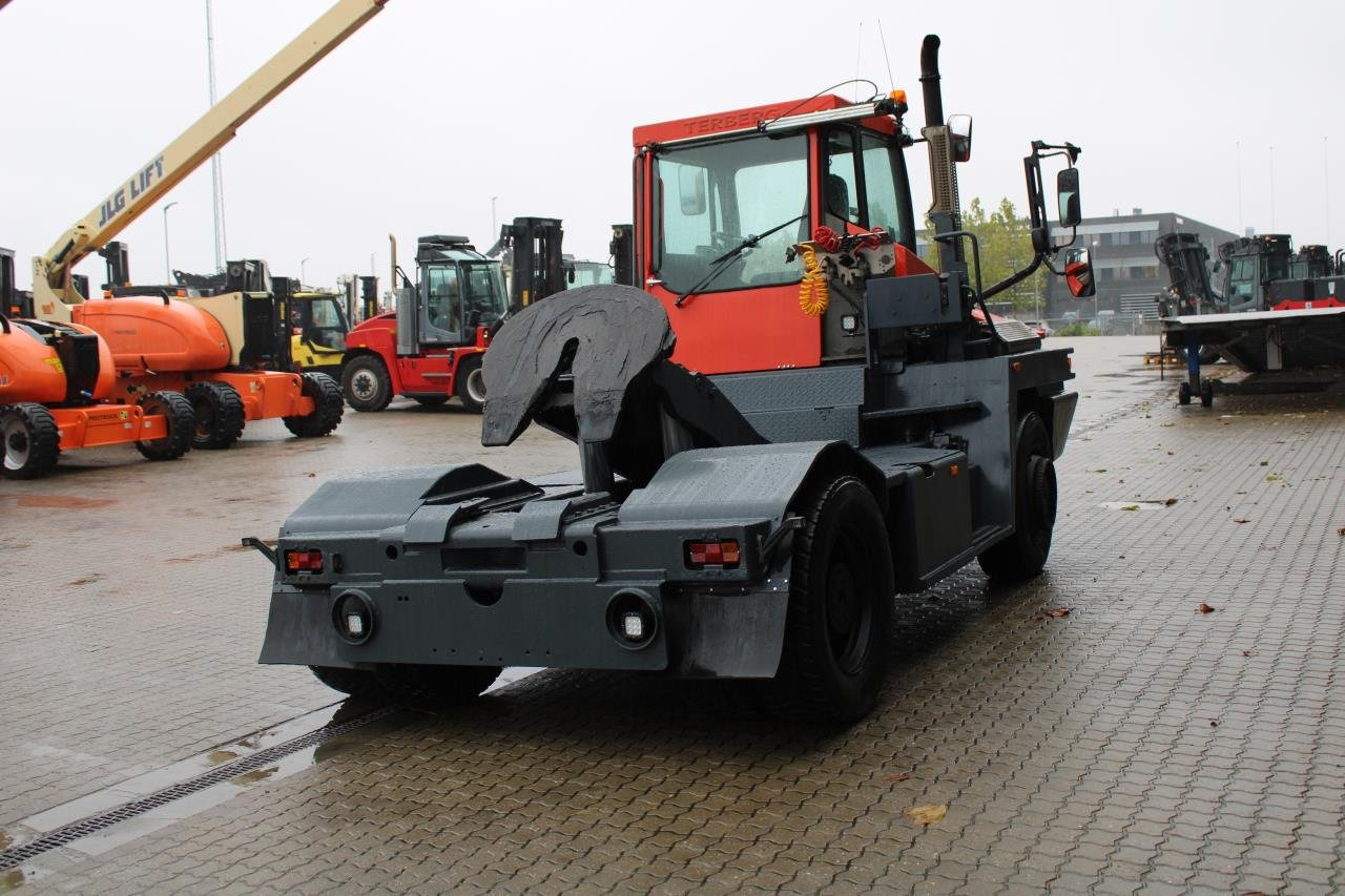 Terberg RT222 - جرارات صالات المطارات: صور 3 Terberg RT222 - جرارات صالات المطارات: صور 3